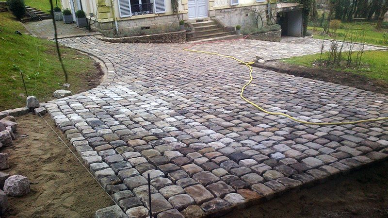 Après - Aménagement d’une cour privée : Pavés 20x20x20 grès de réemploi (particulier)