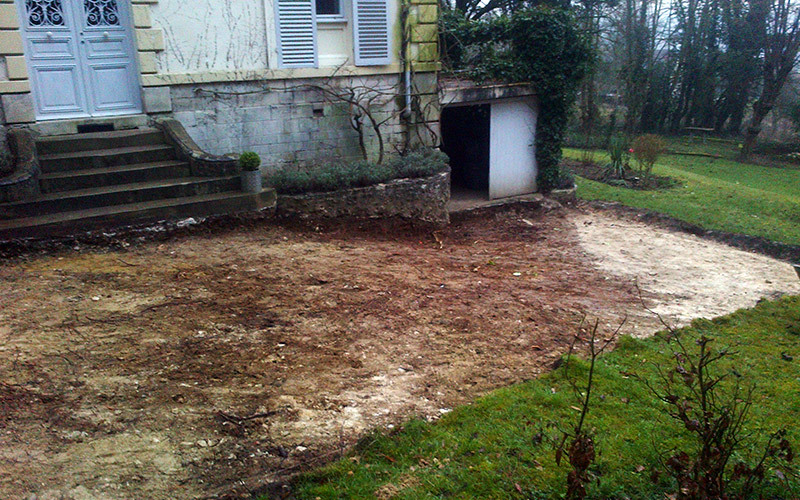 Avant - Aménagement d’une cour privée : Pavés 20x20x20 grès de réemploi (particulier)