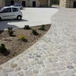 Pavés grès 20 x 20 x 20 de réemploi et gravillon calcaire