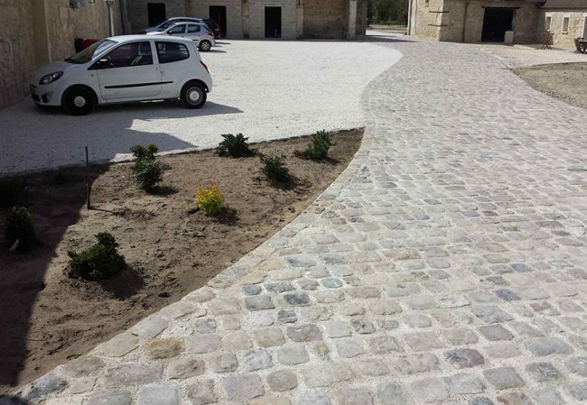 Pavés grès 20 x 20 x 20 de réemploi et gravillon calcaire