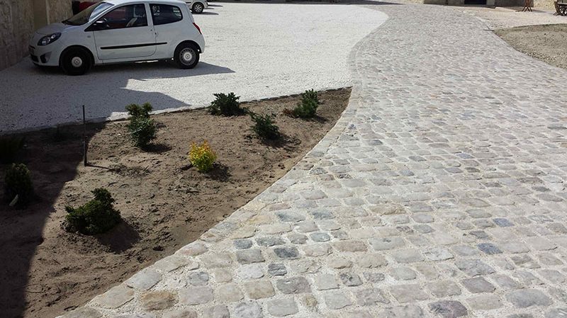 Pavés grès 20 x 20 x 20 de réemploi et gravillon calcaire