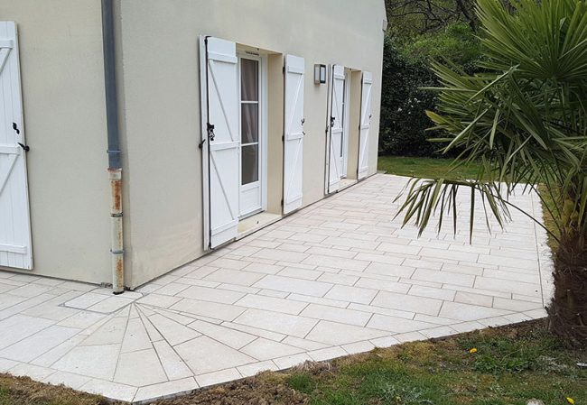 Terrasse en dallage Calcaire 3 formats bandes a suivre