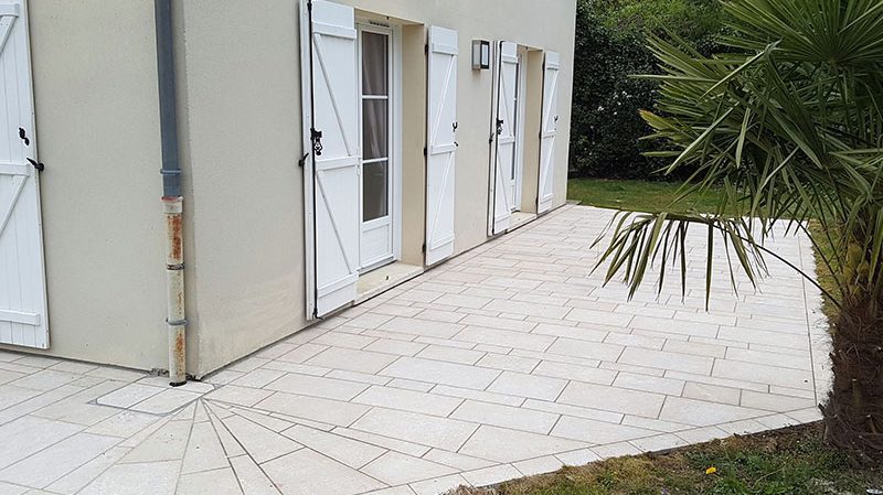 Terrasse en dallage Calcaire 3 formats bandes a suivre