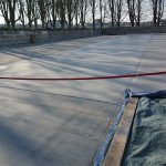Béton balayé ; idéal pour de grandes surfaces circulées