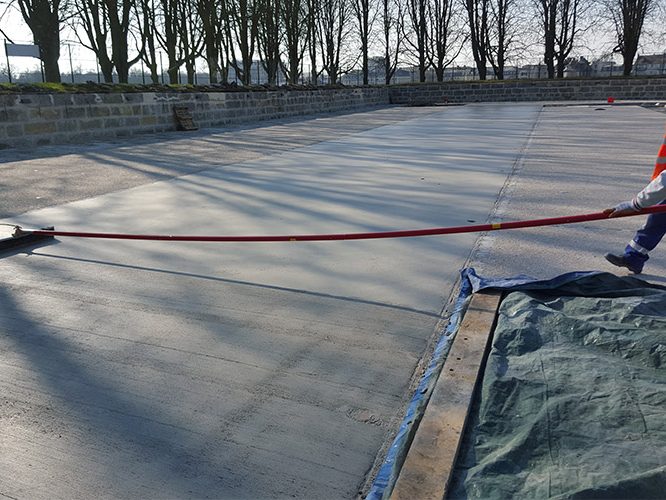Béton balayé ; idéal pour de grandes surfaces circulées