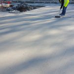 Béton balayé ; idéal pour de grandes surfaces circulées