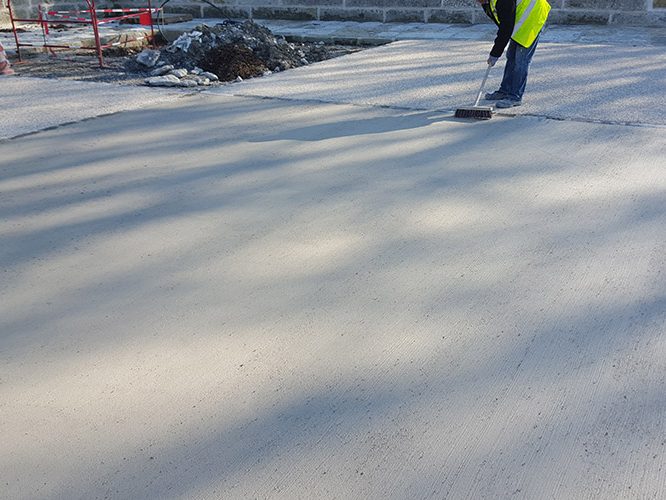 Béton balayé ; idéal pour de grandes surfaces circulées