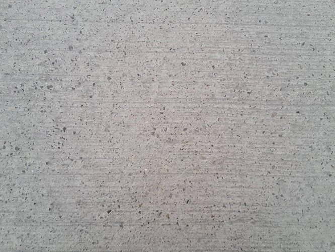 Béton balayé ; idéal pour de grandes surfaces circulées