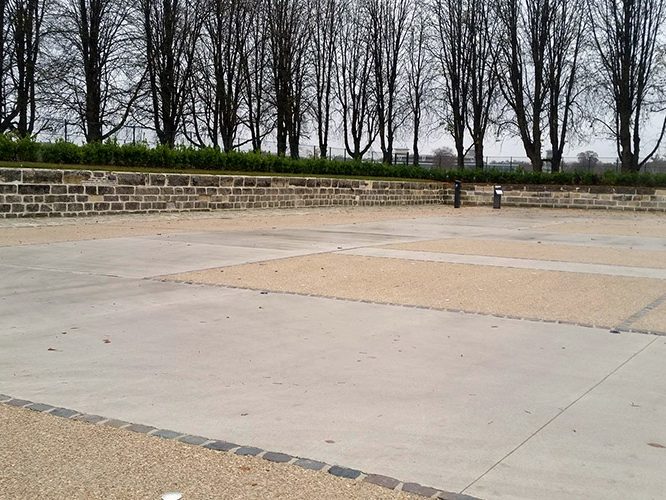 Béton balayé ; idéal pour de grandes surfaces circulées