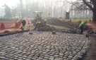 Chantilly Rue du Conétable, Aménagement complet en pavés de remploi , bordures , pavés sur voirie et sur trottoirs; Intégration d’un circuit de chauffage sous le pavage