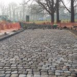 Chantilly Rue du Conétable, Aménagement complet en pavés de remploi , bordures , pavés sur voirie et sur trottoirs; Intégration d’un circuit de chauffage sous le pavage