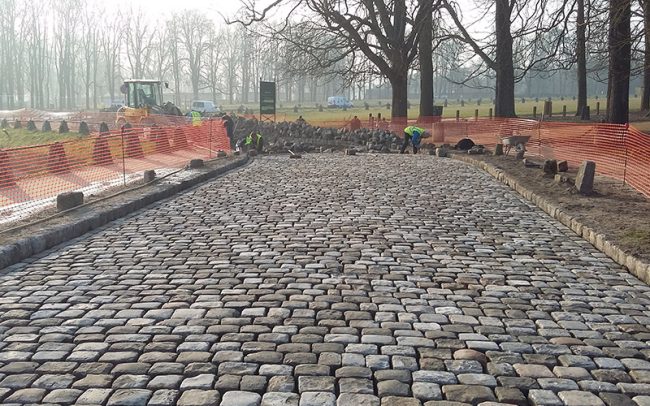 Chantilly Rue du Conétable, Aménagement complet en pavés de remploi , bordures , pavés sur voirie et sur trottoirs; Intégration d’un circuit de chauffage sous le pavage