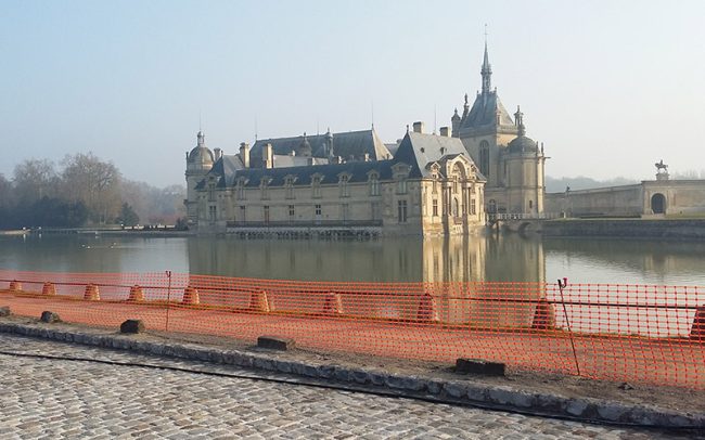 Chantilly Rue du Conétable, Aménagement complet en pavés de remploi , bordures , pavés sur voirie et sur trottoirs; Intégration d’un circuit de chauffage sous le pavage
