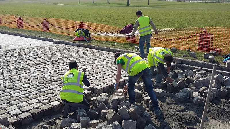 Chantilly Rue du Conétable, Aménagement complet en pavés de remploi , bordures , pavés sur voirie et sur trottoirs; Intégration d’un circuit de chauffage sous le pavage