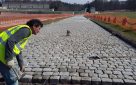 Chantilly Rue du Conétable, Aménagement complet en pavés de remploi , bordures , pavés sur voirie et sur trottoirs; Intégration d’un circuit de chauffage sous le pavage