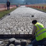 Chantilly Rue du Conétable, Aménagement complet en pavés de remploi , bordures , pavés sur voirie et sur trottoirs; Intégration d’un circuit de chauffage sous le pavage