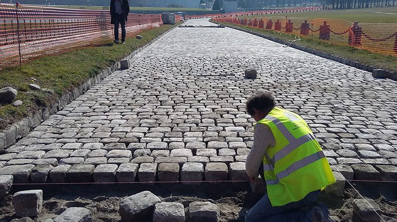 Chantilly Rue du Conétable, Aménagement complet en pavés de remploi , bordures , pavés sur voirie et sur trottoirs; Intégration d’un circuit de chauffage sous le pavage