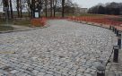 Chantilly Rue du Conétable, Aménagement complet en pavés de remploi , bordures , pavés sur voirie et sur trottoirs; Intégration d’un circuit de chauffage sous le pavage