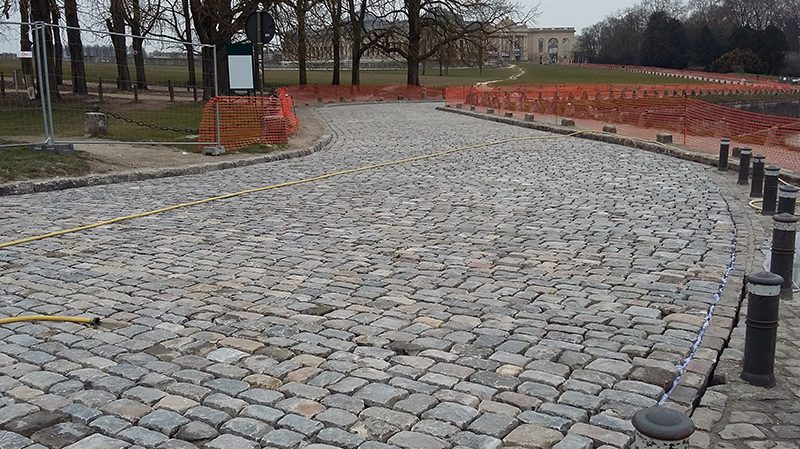Chantilly Rue du Conétable, Aménagement complet en pavés de remploi , bordures , pavés sur voirie et sur trottoirs; Intégration d’un circuit de chauffage sous le pavage