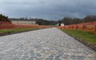 Chantilly Rue du Conétable, Aménagement complet en pavés de remploi , bordures , pavés sur voirie et sur trottoirs; Intégration d’un circuit de chauffage sous le pavage