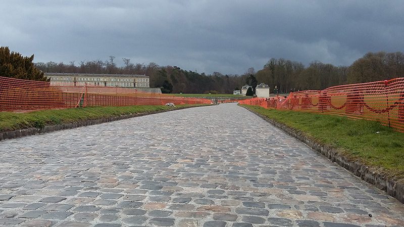 Chantilly Rue du Conétable, Aménagement complet en pavés de remploi , bordures , pavés sur voirie et sur trottoirs; Intégration d’un circuit de chauffage sous le pavage