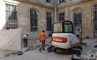 Cour de la Monnaie de Paris - remise en etat de la cour intérieure - dépose - terrassement - repose des pavés après passage de réseaux.
