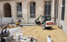Cour de la Monnaie de Paris - remise en etat de la cour intérieure - dépose - terrassement - repose des pavés après passage de réseaux.