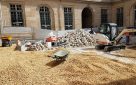 Cour de la Monnaie de Paris - remise en etat de la cour intérieure - dépose - terrassement - repose des pavés après passage de réseaux.