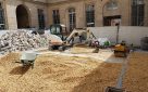 Cour de la Monnaie de Paris - remise en etat de la cour intérieure - dépose - terrassement - repose des pavés après passage de réseaux.
