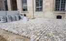 Cour de la Monnaie de Paris - remise en etat de la cour intérieure - dépose - terrassement - repose des pavés après passage de réseaux.