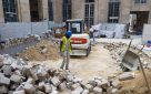 Cour de la Monnaie de Paris - remise en etat de la cour intérieure - dépose - terrassement - repose des pavés après passage de réseaux.