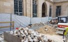 Cour de la Monnaie de Paris - remise en etat de la cour intérieure - dépose - terrassement - repose des pavés après passage de réseaux.