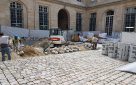 Cour de la Monnaie de Paris - remise en etat de la cour intérieure - dépose - terrassement - repose des pavés après passage de réseaux.