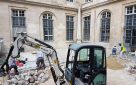 Cour de la Monnaie de Paris - remise en etat de la cour intérieure - dépose - terrassement - repose des pavés après passage de réseaux.