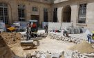Cour de la Monnaie de Paris - remise en etat de la cour intérieure - dépose - terrassement - repose des pavés après passage de réseaux.