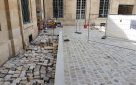 Cour de la Monnaie de Paris - remise en etat de la cour intérieure - dépose - terrassement - repose des pavés après passage de réseaux.