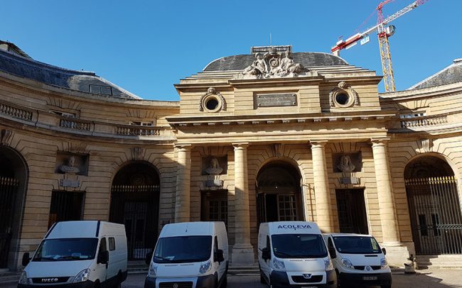 Cour de la Monnaie de Paris - remise en etat de la cour intérieure - dépose - terrassement - repose des pavés après passage de réseaux.
