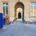 Cour de la Monnaie de Paris - remise en etat de la cour intérieure - dépose - terrassement - repose des pavés après passage de réseaux.