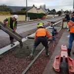 Après validation du béton, on fait tomber le béton de la toupie.