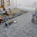 Pose des pavés dans une cours